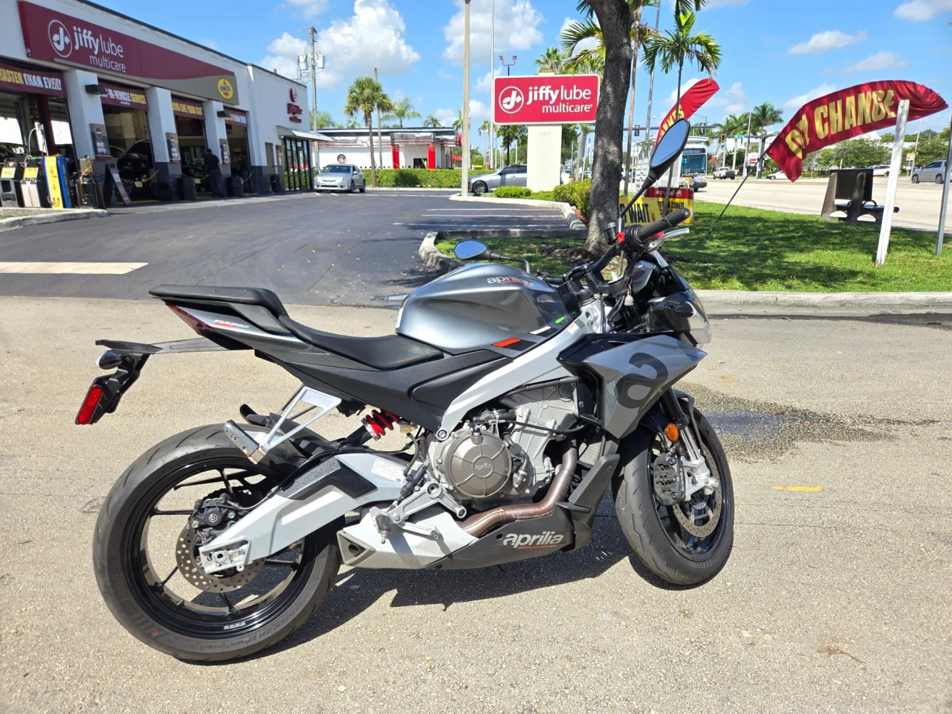 2023 Aprilia Tuono