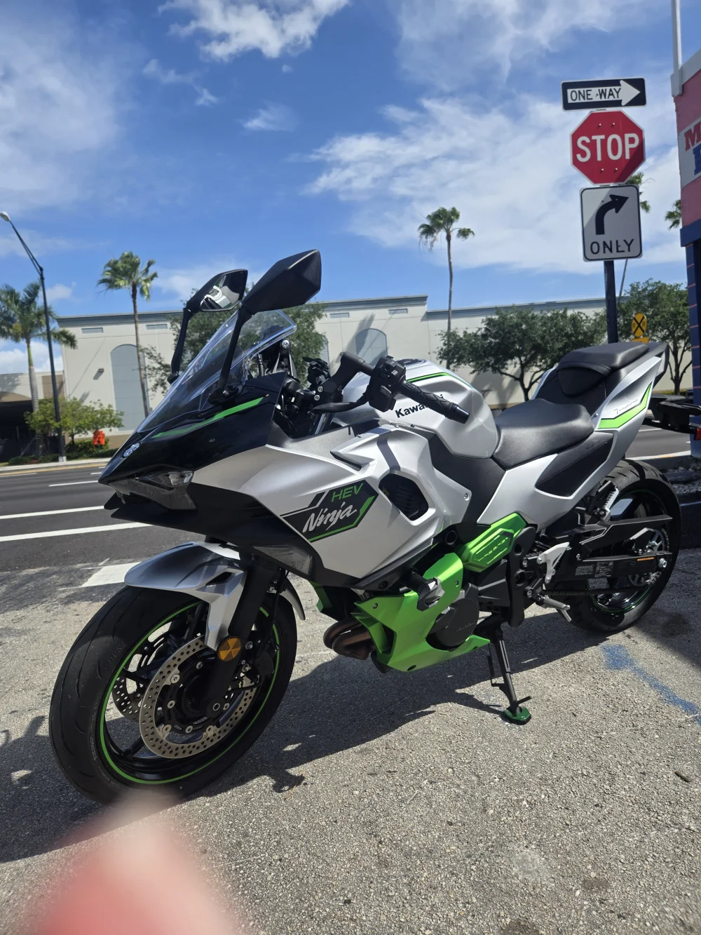 2024 Kawasaki Ninja 7 Hybrid abs