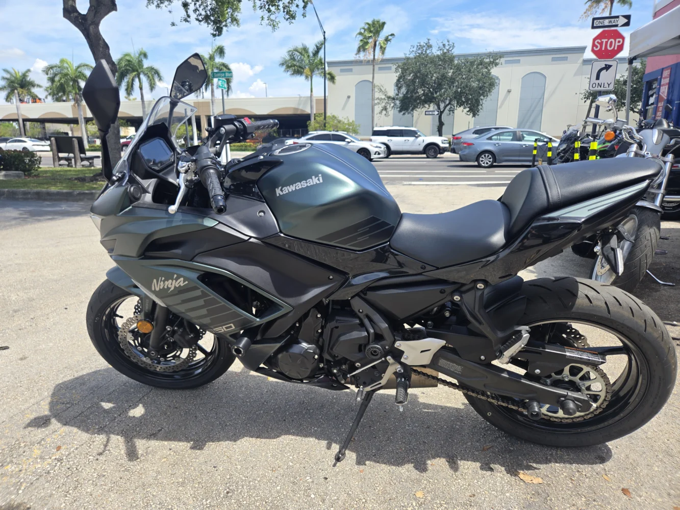 2025 Kawasaki Ninja 650cc abs